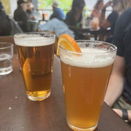 Brassée de blanc Blanche (front), 3 lettres IPA (back) Brassée de blanc Blanche (front), 3 lettres IPA (back)