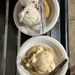 Top: Chocolate Chunk cookie/Cookies 'N Dream ice cream Bottom: Peanut Butter Chip cookie/Carmellionaire ice cream (omg... so good)