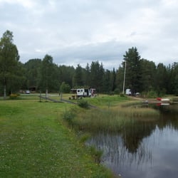 Hyllandfoss camping - Man sieht hier die Boote, bei denen man sich einfach bedienen kann. Links im Wald stehen noch Hütten.