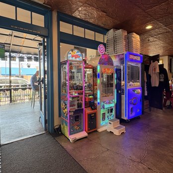 Gibroni's Pizza - Arcade games that take both credit card and cash - Pizza Near Me - San Clemente, California
