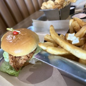 Joey’s Burger Bar - Chipotle Chicken Sandwich - American Near Me - Oak Ridge, North Carolina