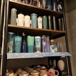 新世紀廣場 - Starbuck in Hong Kong has cuter cups