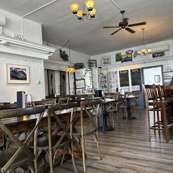 Thomaston Cafe - Main dining area - Bars Near Me - Thomaston, Maine