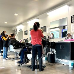 Woodway Salon & Barber - Saturday morning busy. Clean and bright and plenty of space to social distance.