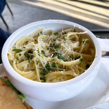 Earls Kitchen + Bar - Canadian (New) Near Me - Richmond, British Columbia