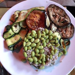 Cafè Metropolis - Bland, tasteless, underseasoned... don't order the veggie "tart"!