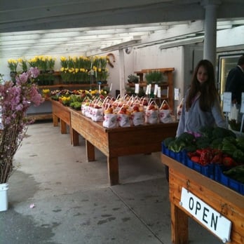 Briermere Farms - All the fresh produce outside - Bakeries Near Me - Riverhead, New York