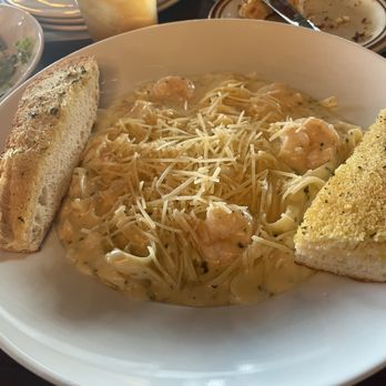 Acropolis Pizza & Pasta - Fettuccine Alfredo with shrimp and garlic bread. - Italian Near Me - Everett, Washington