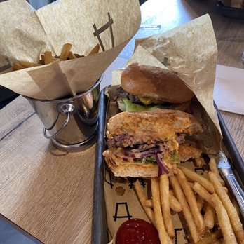 Holy Cow - Burger and fries - Burgers Near Me - Bergen, 12