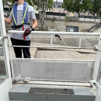 Batobus - The deckhand and entry onto the boat. - Transportation Near Me - Paris, 75 Batobus - The deckhand and entry onto the boat. - Transportation Near Me - Paris, 75