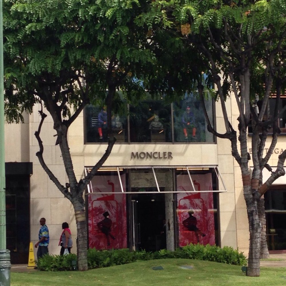 Moncler - Storefront - Women's Clothing Near Me - Honolulu, Hawaii Moncler - Storefront - Women's Clothing Near Me - Honolulu, Hawaii