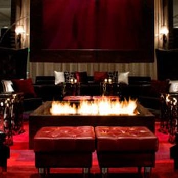 W Lounge - a fireplace in the middle of the lounge - Lounges Near Me - Boston, Massachusetts