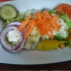 Eviva - Beilagensalat: Eisberg, Tomate, Gurke, rote Zwiebel, Peperoni, Karotte, gebackener Mais.