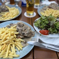 Bremerhof - Schnitzel Waidmann Art & Beilagensalat