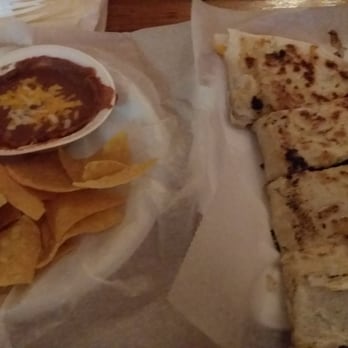 Los Pioneros - Quesadilla vegetariana and totopos with refried beans and guacamole. Yum - Mexican Near Me - San Juan, Puerto Rico Los Pioneros - Quesadilla vegetariana and totopos with refried beans and guacamole. Yum - Mexican Near Me - San Juan, Puerto Rico