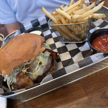 Paladin Bar & Grill - Bison burger - American Near Me - Stephens City, Virginia