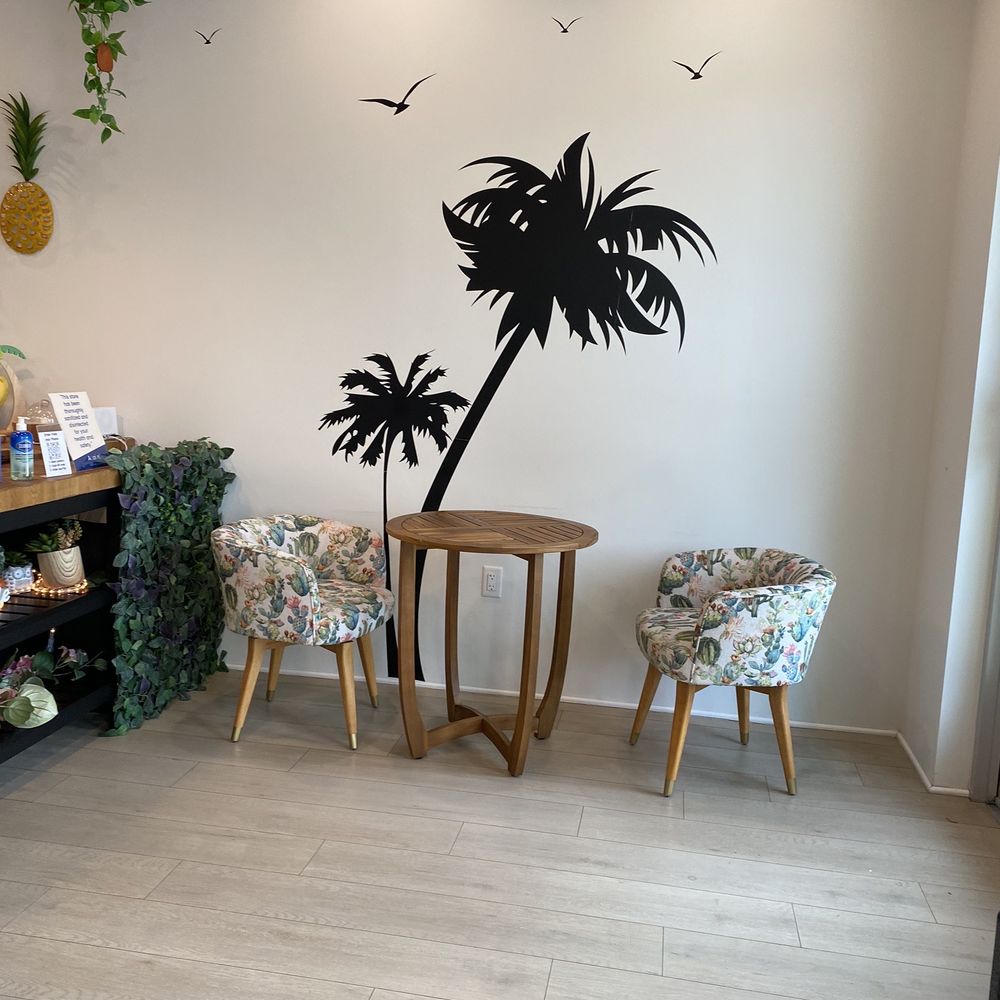 Acai n'Me - two chairs and a table in a room - Acai Bowls Near Me - Winter Park, Florida Acai n'Me - two chairs and a table in a room - Acai Bowls Near Me - Winter Park, Florida