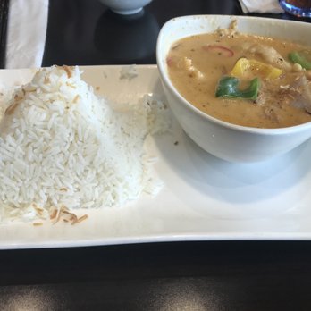 Les Châteaux Restaurant - Red Curry with chicken and rice - Chinese Near Me - Markham, Ontario Les Châteaux Restaurant - Red Curry with chicken and rice - Chinese Near Me - Markham, Ontario