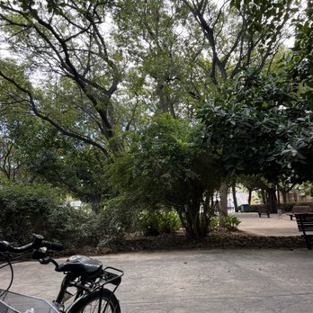 Valencia Bikes - Stopping for a break on the benches in the park - Bike Rentals Near Me - Valencia, V