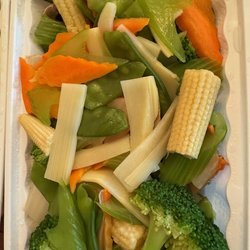 Steamed mixed vegetable plate (comes with sauce).