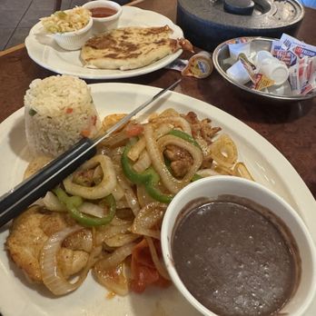 La Caravana - Pollo Encebollado and Pupusas - Salvadoran Near Me - Pasadena, California