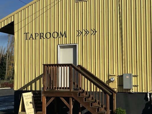 Propolis Brewing by null