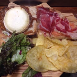 Tierra de Bellotas - Tosta de jamón serrano y queso de cabra.