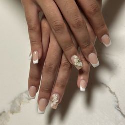 V M Nails & Spa