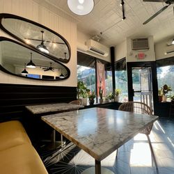 Maker Pizza - Nice seating