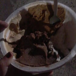 Helados Nicolo - Dulce de leche granizado, chocolate bariloche, sambayón relleno y chocolate blanco.