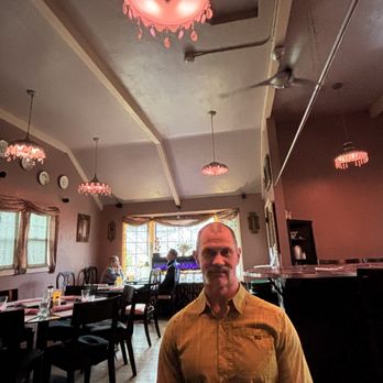 Mezzo Italiano - Love the pink accents everywhere! - Italian Near Me - Cambria, California