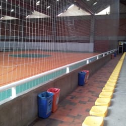 Parque Esportivo da PUCRS - Quadras esportivas no piso térreo.