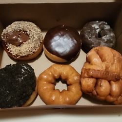 Tim Hortons - 6 Donuts