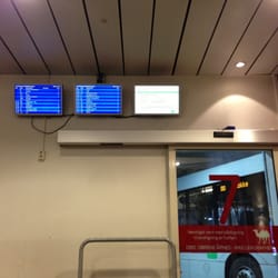 Tønsberg Rutebilstasjon - Informasjonsskjermer finnes langs hele stasjonen.