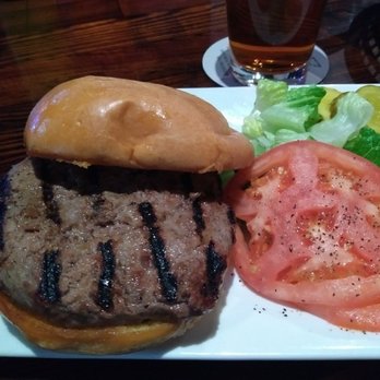 Perfect Rack Billiards - The 8 oz. Burger - Pool Halls Near Me - Jacksonville, Florida