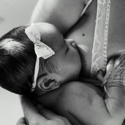 Experienced postpartum doula in San Diego supporting early bonding moments with gentle care.