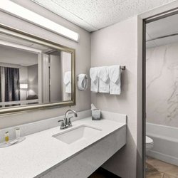 Days Inn by Wyndham Clayton - Guest room bath