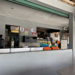 Mi Casita Seafood - Dining area/kitchen