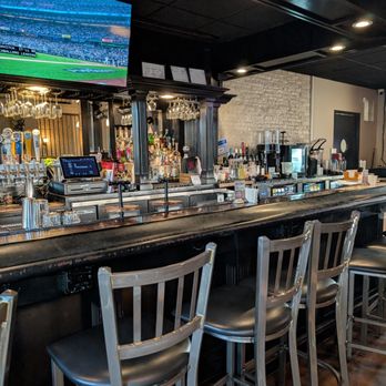 Squire On The Square - Bar - Sandwiches Near Me - Woodstock, Illinois