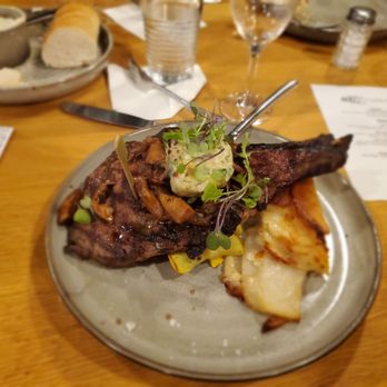 600 Kitchen & Bar - Michigan cut steak with blue cheese butter butter, au gratin potatoes and squash and zucchini medley - American Near Me - Kalamazoo, Michigan