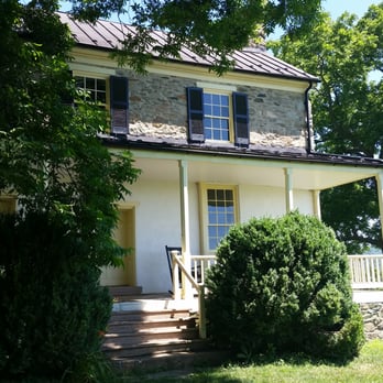 Sky Meadows State Park - Historic home with fantastic rockers on the porch - Parks Near Me - Delaplane, Virginia