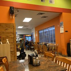 El Pollo Con Tajadas - Dining room