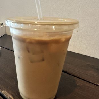Vespr Coffeebar - Iced Vanilla Latte with Oatmeal and a sprinkle of cinnamon. - Coffee & Tea Near Me - Orlando, Florida
