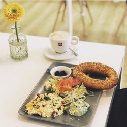 Orient Kitchen - Rührei mit Sucuk(Knoblauchwurst). Dazu Oliven, Käse, hausgemachtes Pesto, Salat, hausgemachter Hummus und Simit (Sesamring).Dazu Cappuccino.