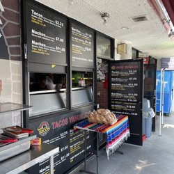 Tacos Yahualica - Just walk right up without having to go inside.