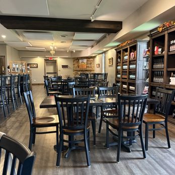 Gillig Winery - Dining area - Wineries Near Me - Findlay, Ohio