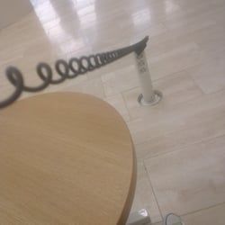 Helsingin yliopiston pääkirjasto - Hyvä latauspiste, mutta hieman liian kaukana sohvasta! Joten siirsin sitten sohvan lähemmäs! :)