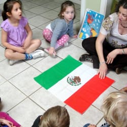 Mariposas Spanish School - Yvette y los niños en circulo (Yvette with kiddos in Circle)