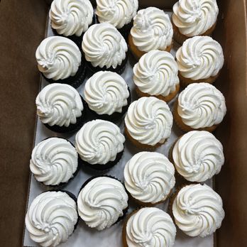 Fantasy Cakes - Whipped cream frosting vanilla and chocolate cupcakes - Desserts Near Me - Vacaville, California Fantasy Cakes - Whipped cream frosting vanilla and chocolate cupcakes - Desserts Near Me - Vacaville, California
