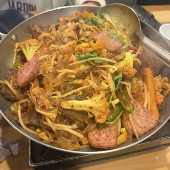 Qiwei Kitchen - 谁懂啊...... 本来只是想随便吃个晚饭，结果被这家香锅直接香迷糊了  最近真的太想吃点重口味中餐，刷到很多人推荐「奇味香锅（Qi wei kitchen）」就来试了一下。 结果刚端上来那个味道直接把我拉回国内。  他们家不是那种单纯很辣的香锅， 是真的"香"！！ - Chinese Near Me - Rowland Heights, California